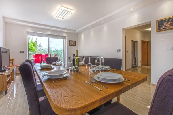 prosti apartma z bazenom big apartment for 8 people