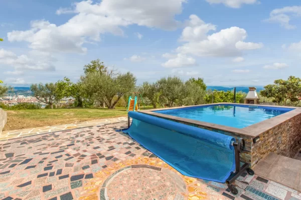 prosti apartma z bazenom