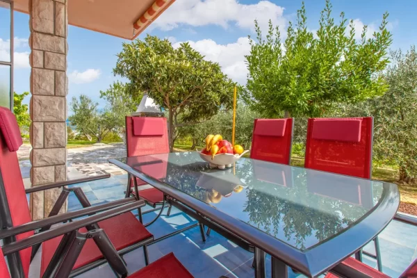 prosti apartma z bazenom koper apartment