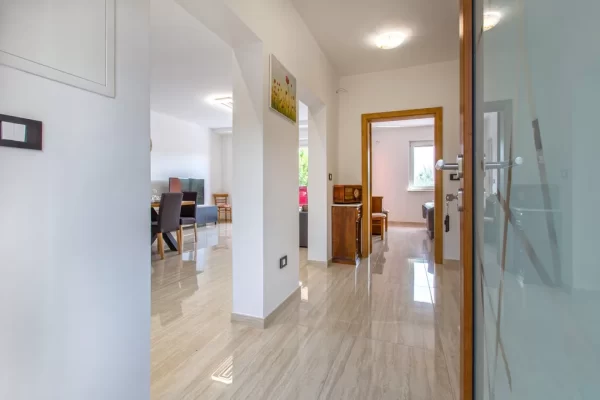 prosti apartma z bazenom koper holiday slovenia